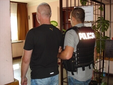 Fałszywy ksiądz i wolontariuszka okradli staruszkę