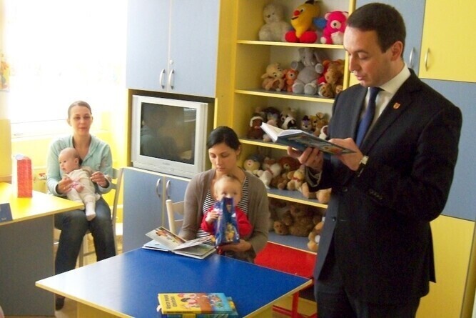 W szpitalu czytali bajki i wręczali upominki