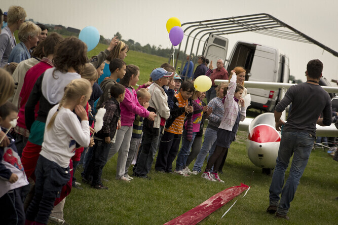 Rodziny zastępcze świętowały na lotnisku