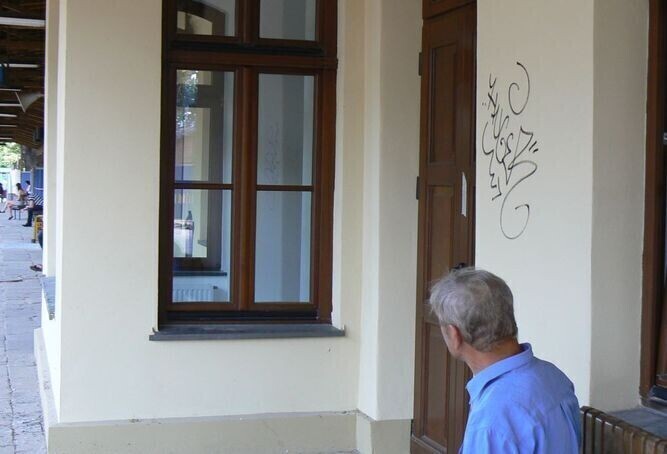 Nowa elewacja dworca PKP już zniszczona