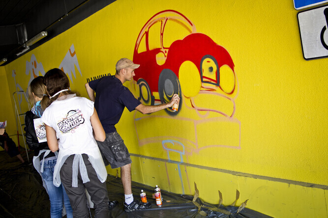 Namalowali graffiti na parkingu Aresztu