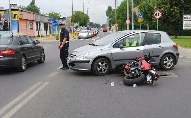 Region Peugeot zderzył się z motocyklem