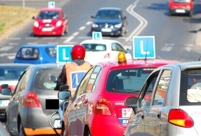 Szkoła jazdy wywiozła... w pole