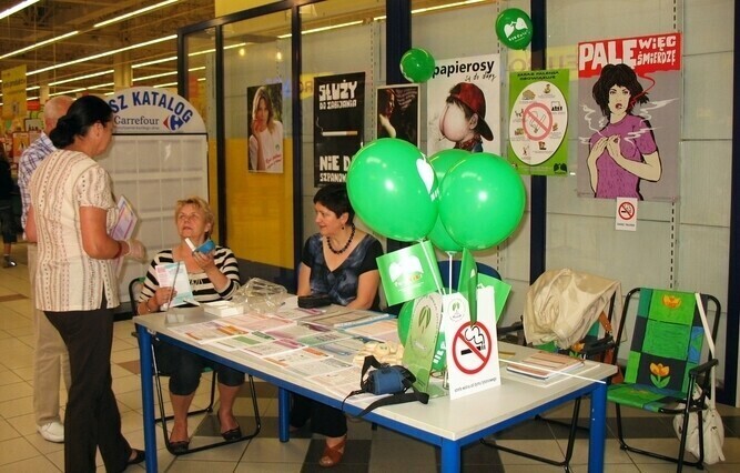 Sanepid edukował palaczy w centrum handlowym