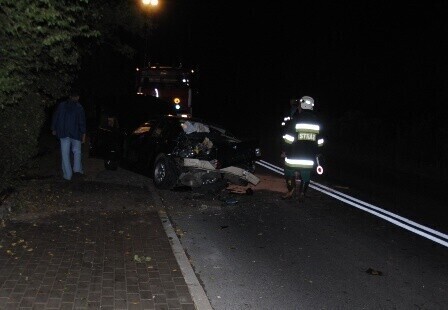 Region BMW bez tablic wjechało w kiosk