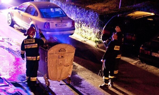 Strażacy gasili płonące śmieci