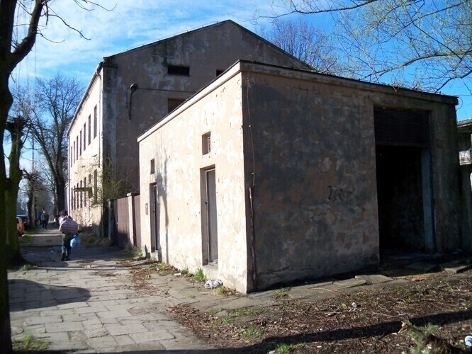 Zwłoki na terenie po byłym Metalplaście