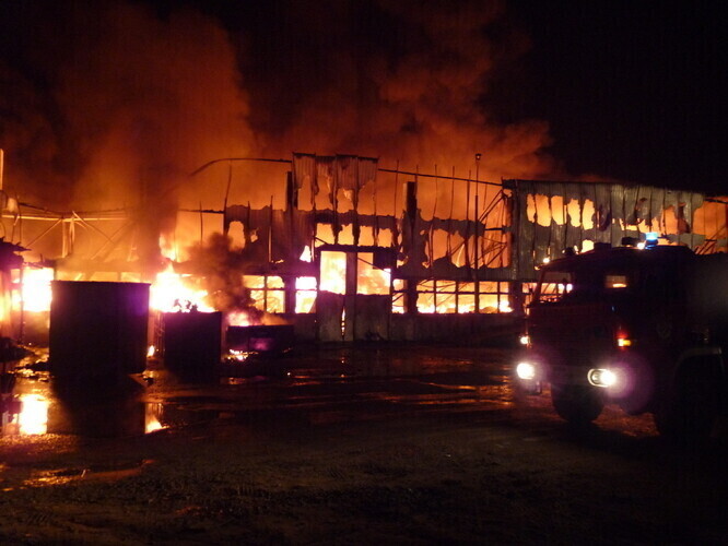 Policjanci uratowali pracownice przed pożarem