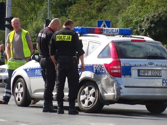 Funkcjonariusz policji wjechał na czerwonym