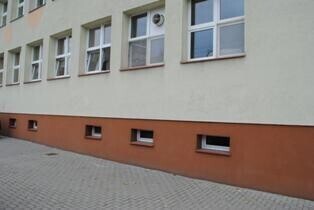 Piotrków Wandal bazgrał po ścianie szkoły