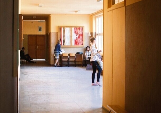 Piotrków Zamknęli im sale uczą się na korytarzu