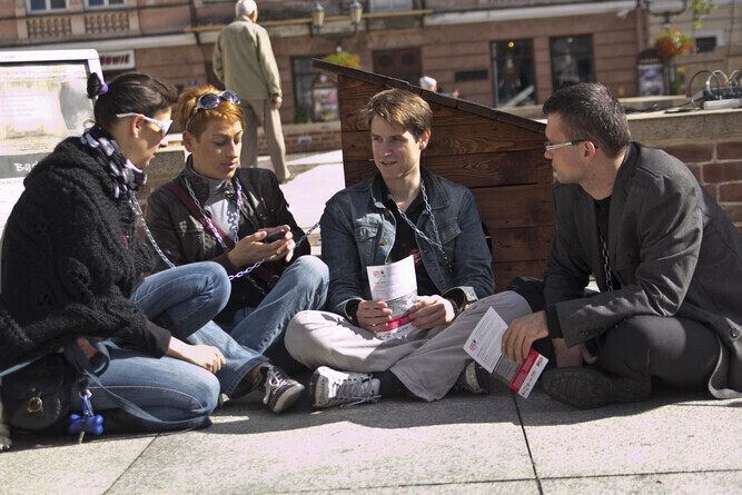 Radny ponownie przykuł się do budy