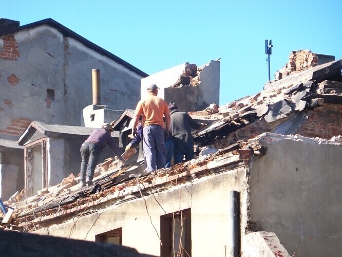 Na Starowarszawskiej walą się mury. Ludzie boją się o życie