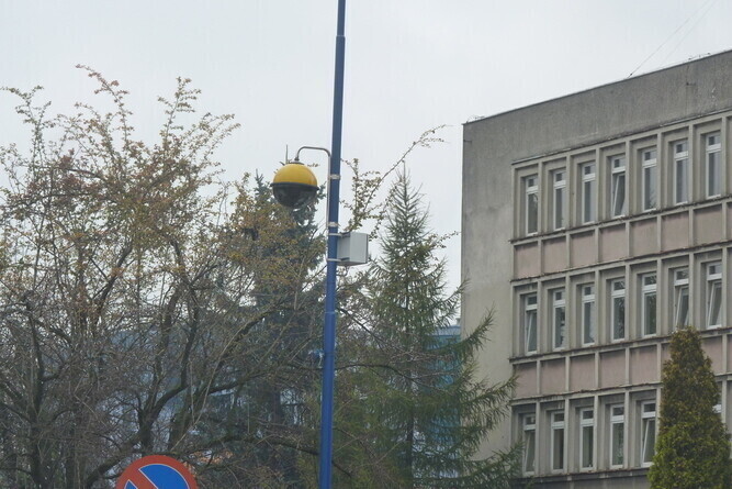 Strażnicy rejestrują przejeżdżających na czerwonym