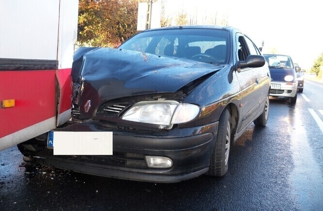 Kierowca zatrzymał się na piotrkowskiej emzetce