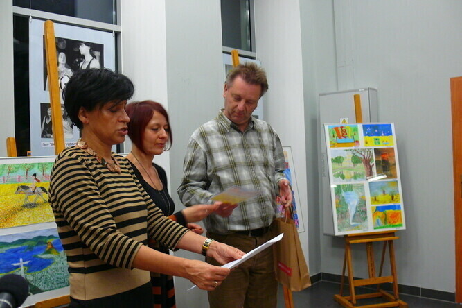 Wyciągamy dzieci z bramy nagrodziła artystów