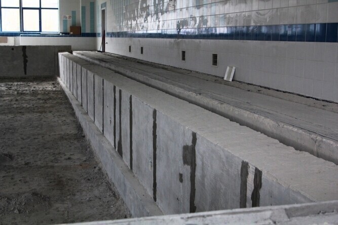 Basen przy Próchnika tańszy o milion