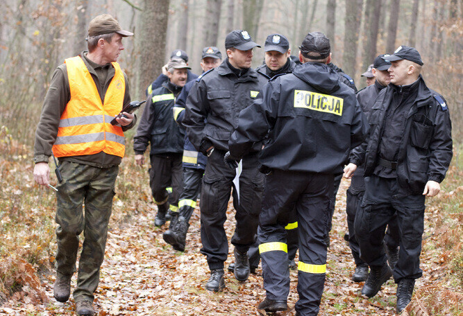 Sto osób psy i śmigłowce przeszukują lasy