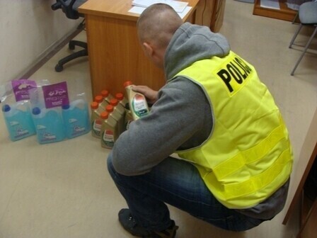 Na stacji benzynowej skradli oleje płyny i mydła