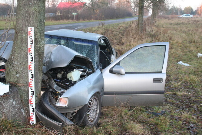 Uderzył w przydrożne drzewo. Pasażerka w szpitalu