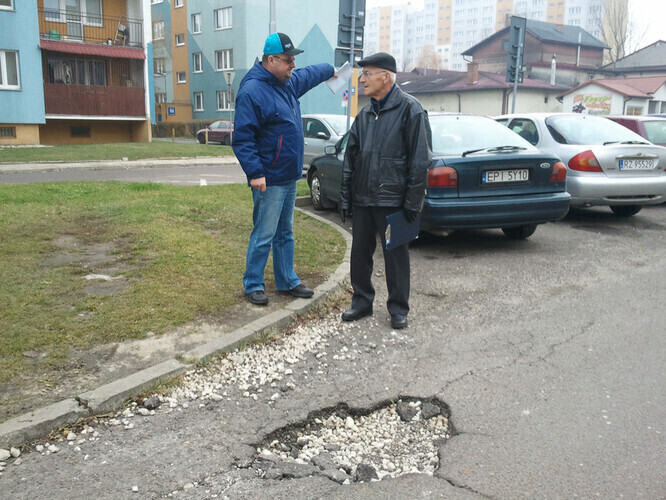 Wyłożył 100 zł i sam załatał dziurę