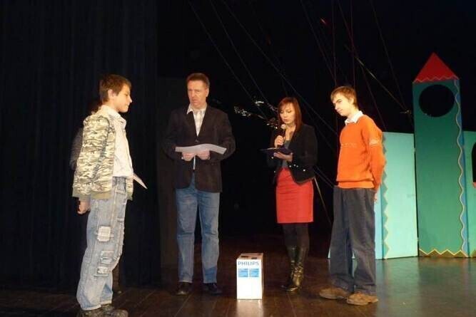 Radomsko Wyciągają dzieci z bramy