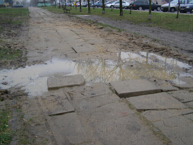Zapadnięty chodnik czeka na naprawę