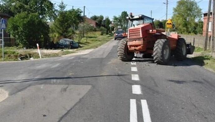 Region: Wjechał samochodem pod koparkę