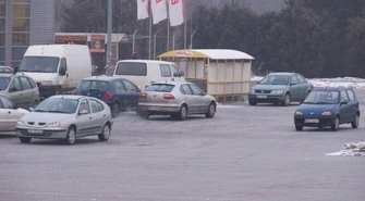Na parkingu supermarketu urządzają wyścigi?