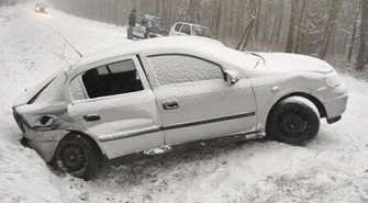 Opel astra wpadł w poślizg – sześć osób w szpitalu