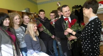 Poseł Ostrowski rozdaje kwiaty na Dzień Kobiet