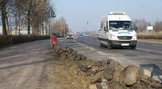 Piotrków: Góry gruzu na trawnikach