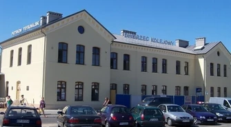 Neony na budynku dworca – finisz coraz bliżej