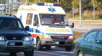 Zderzenie karetki z busem - pacjent nie żyje
