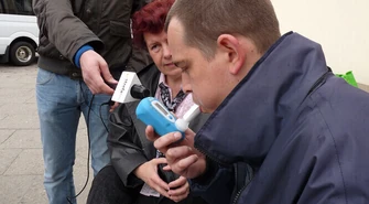 Piotrków: Dmuchali na przystanku