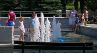 Fontanna w parku potrzebuje konserwacji