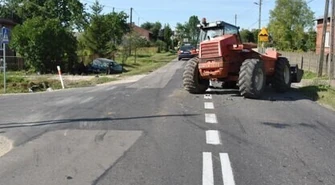 Region: Wjechał samochodem pod koparkę