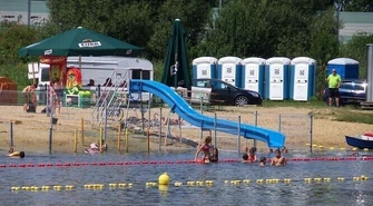 Miejska zjeżdżalnia na miejskim kąpielisku 