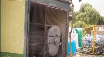 Niszczą śmietniki – mieszkańcy spółdzielni płacą