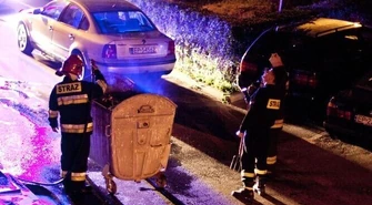 Strażacy gasili płonące śmieci