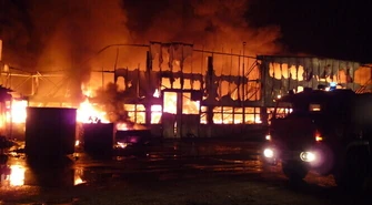 Policjanci uratowali pracownice przed pożarem