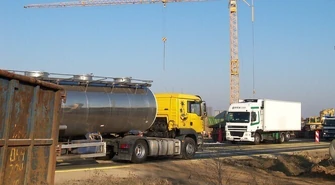 Instalowali lampę na S8 – zostali porażeni prądem