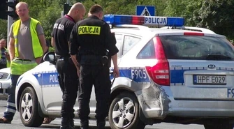 Funkcjonariusz policji wjechał na czerwonym