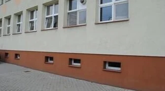 Piotrków: Wandal bazgrał po ścianie szkoły 