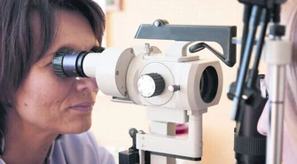 Chorujesz na zaćmę? Operacja za 2 lata