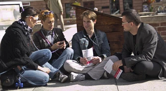 Radny ponownie przykuł się do budy