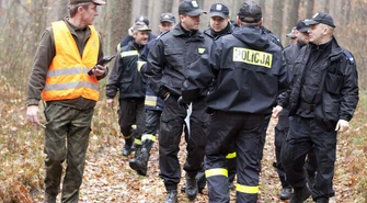 Sto osób, psy i śmigłowce przeszukują lasy