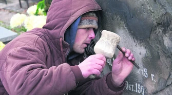 Odnawiają stare nagrobki na cmentarzach