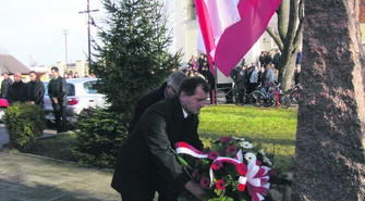 Złożyli kwiaty pod pomnikiem
