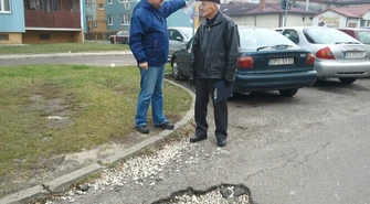 Wyłożył 100 zł i sam załatał dziurę